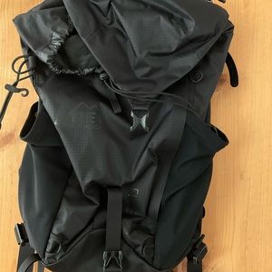 REI Flash 22L Black Backpack